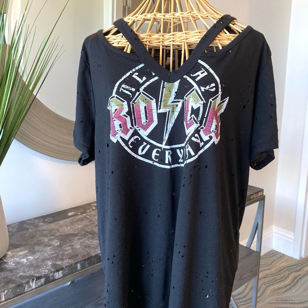 Banabee  graphic tee with neck cut out design.3XL